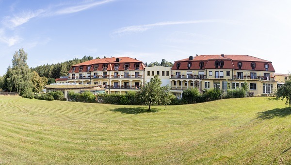 Gesundheitshotel Moorbad Bad Großpertholz umgeben von unberührter Natur im Waldviertel an einem Sommertag