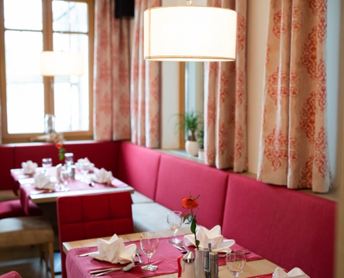 gedeckter Tisch im Restaurant im Kurhotel Moorbad Bad Großpertholzt für die Hotelgäste