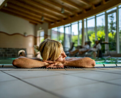 Frau entspannt bei der GVA im Wellnessbereich des Gesundheitshotels Moorbad Bad Grosspertholz