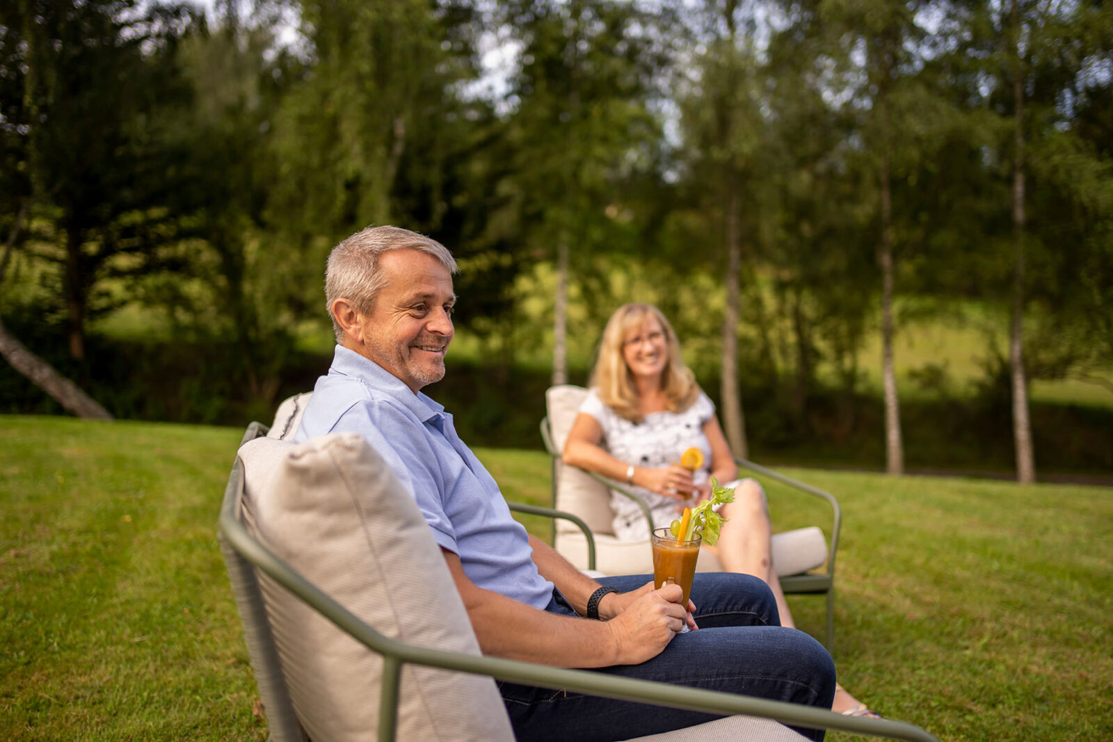 Freunde entspannen im Park des Gesundheitshotels Moorbad Bad Großpertholz im Waldviertel