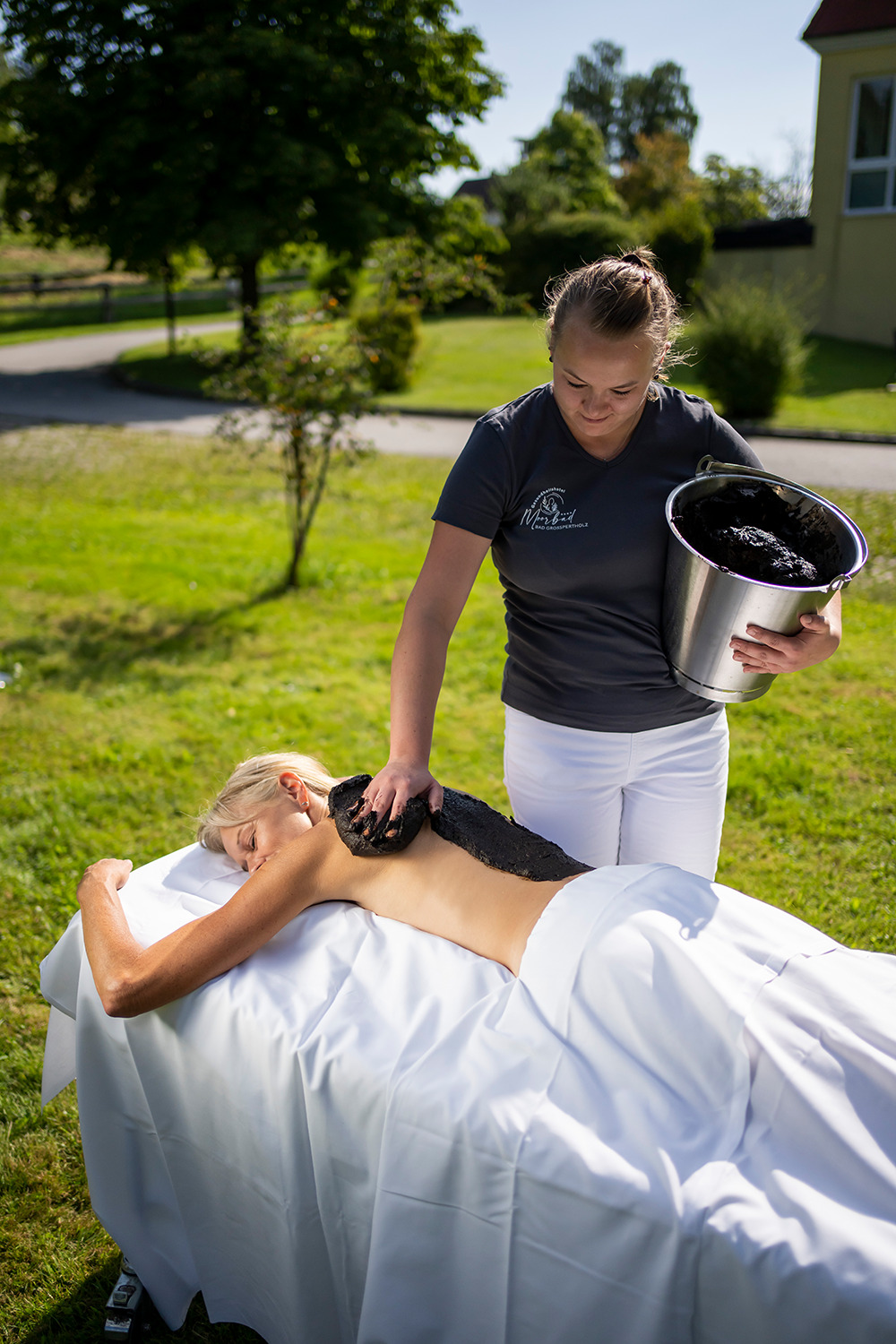 Moorpackung mit Original Pertholzer Heilmoor im Gesundheitshotel Moorbad Bad Grosspertholz im Waldviertel